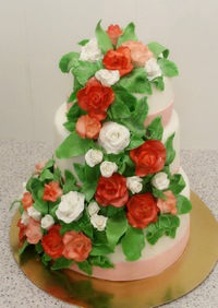 Двухъярусный свадебный торт с бантами и букетом роз
